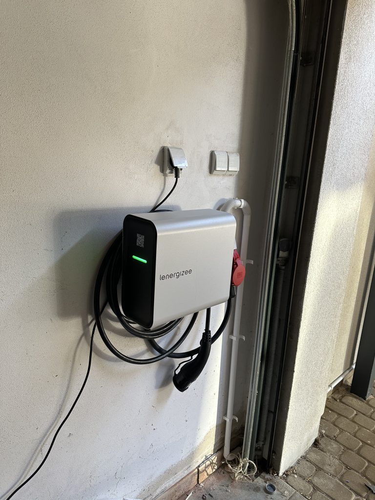 Ścienna ładowarka samochodu elektrycznego w garażu.