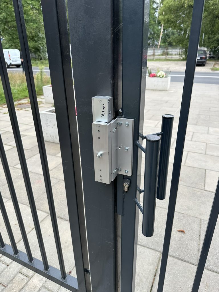 Montaż zwory elektromagnetycznej w furtce wejściowej na osiedle