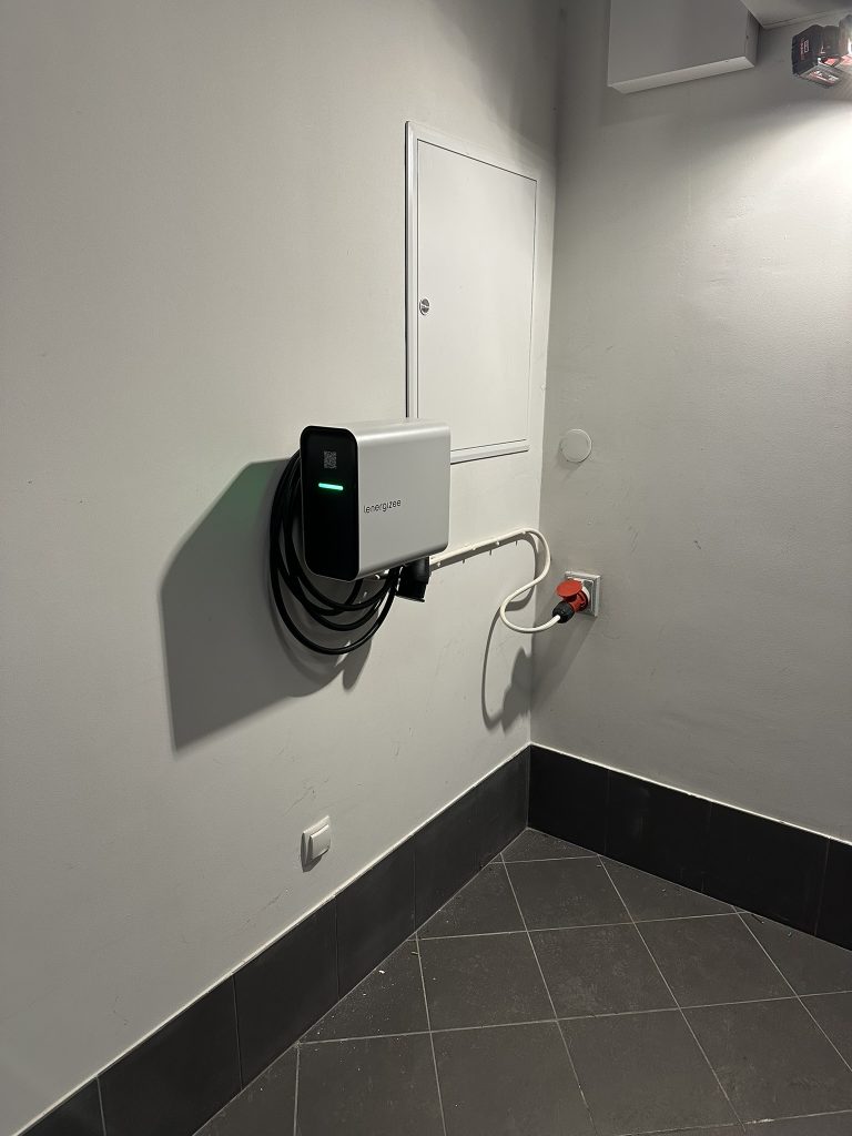 Zamontowany został wallbox marki Lenergizee za pomocą wtyczki i gniazda 3-fazowego. Wallbox o maksymalnej mocy ładowania 22kW.