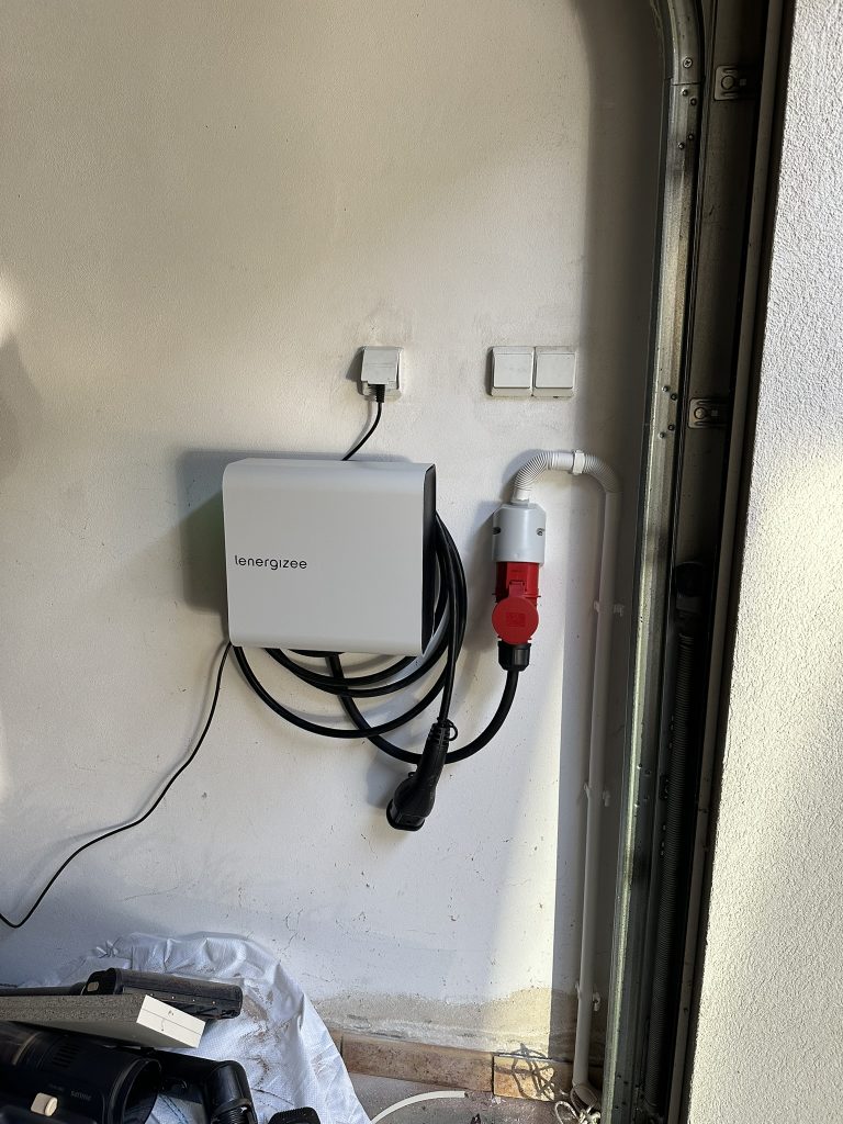Wallbox marki Lenergizee zamontowany w garażu.